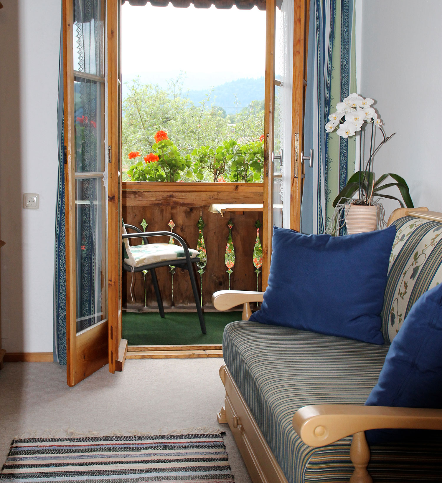 Wohnzimmer mit Balkon, Ferienwohnung